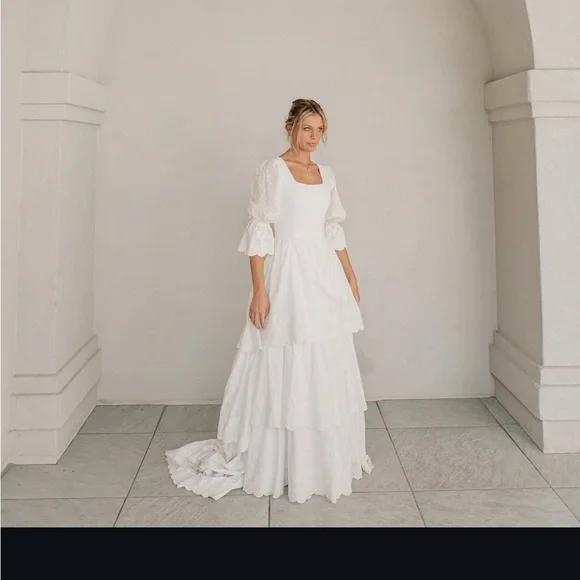 Chic White Tiered Wedding Dress - Picture 3 of 6